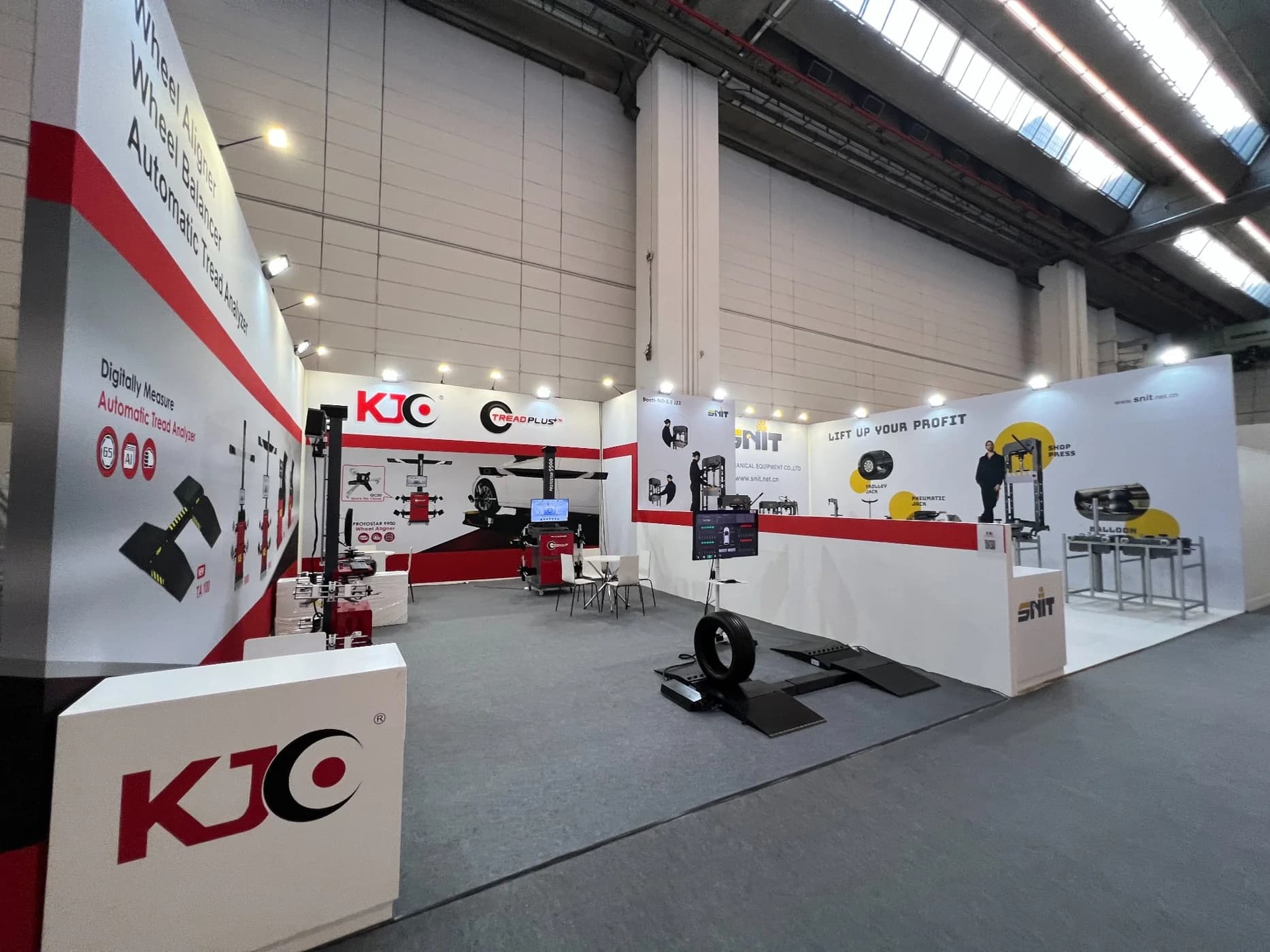 Wide view of the TreadPlus exhibition stand in Frankfurt in 2022